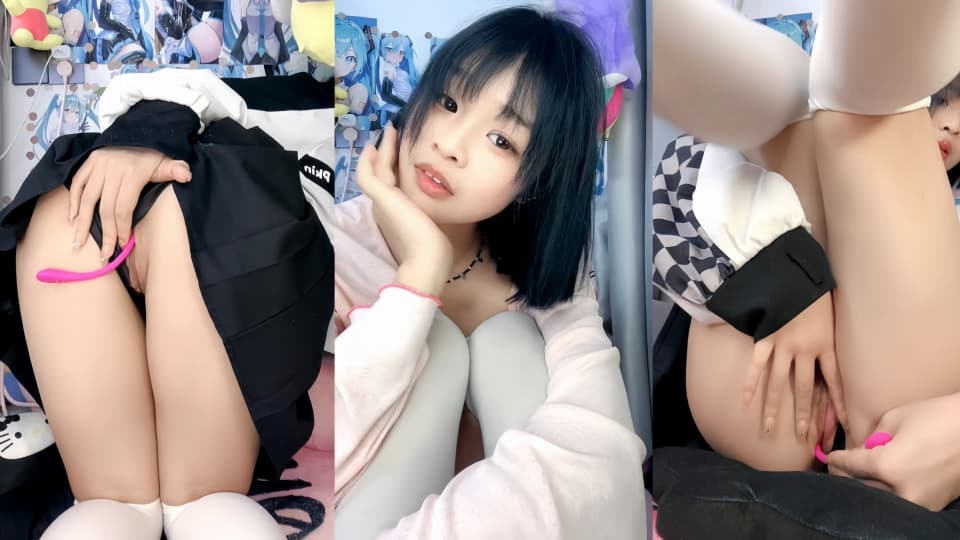 清纯学妹首次直播把老司机都看硬了，白丝露脸一个人在家被狼友教坏发骚诱惑，逼里塞着跳蛋自慰呻吟精彩刺激